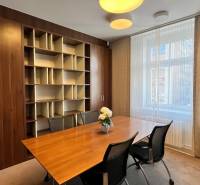 Büros mit Holzmöbeln und Konferenztisch, Boden mit Holzdekor.