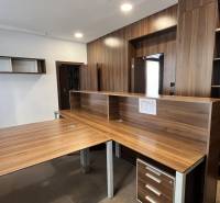 Büros mit Möbeln in Holzdekor und eingebauten Regalen.