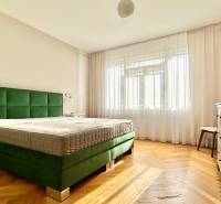 Schlafzimmer in einer 3-Zimmer-Wohnung mit Bett, Holzboden und Kommode.