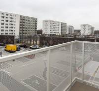 Blick vom Balkon auf der Ivánska-Straße in Bratislava - Ružinov, umgeben von Wohnhäusern.