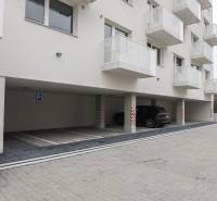 Parken unter dem Wohnhaus in der Ivánska-Straße, Bratislava - Ružinov.