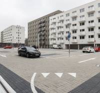 Parkplatz an der Ivánska-Straße, Bratislava - Ružinov, mit Wohngebäuden und Autos.