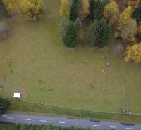 Freizeitgrundstücke in Lazy pod Makytou, Čertov, umgeben von Bäumen und einer asphaltierten Zufahrtsstraße.