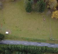 Luftaufnahme von Erholungsgrundstücken in Lazy pod Makytou, Straße Čertov, umgeben von Grün.