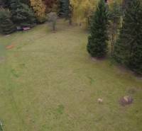 Freizeitgrundstücke auf Čertov in Lazy pod Makytou, umgeben von Natur und einer Straße.