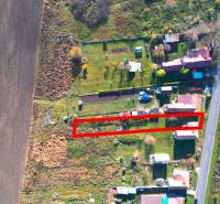 Ein Baugrundstück in Radnovce, umgeben von Natur, in der Nähe der Straße.