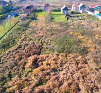 Luftaufnahme von Wohngebieten in Radnovce mit ländlichen Häusern und Grünflächen.