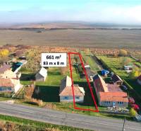 Grundstücke - Wohnen in Radnovce, ländliche Bebauung mit Lage an der Hauptstraße.