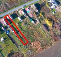 Luftperspektive auf Wohnbaugrundstücke in der Gemeinde Radnovce mit Hauptstraße.