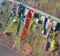 Blick von oben auf die Wohnbaugrundstücke in Radnovce, umgeben von Natur und einer nahegelegenen Straße.