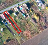 Luftaufnahme von Wohnbaugrundstücken in Radnovce, markiert mit einem roten Rechteck.