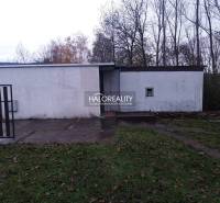 Freizeitgrundstücke in Nitrianske Rudno mit einem einfachen Bauwerk, umgeben von Natur und Bäumen.