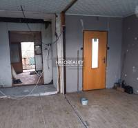 Ein Raum mit einem Boden in Holzoptik und unvollendeten Wänden auf Erholungsgrundstücken.