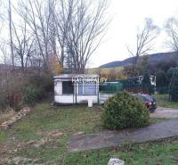 Eine Hütte mit Grünflächen auf Erholungsgrundstücken in Nitrianske Rudno am Waldrand.