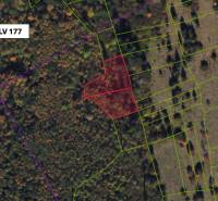 Luftaufnahme von landwirtschaftlichen und forstwirtschaftlichen Flächen in Lúčky, rot hervorgehoben.