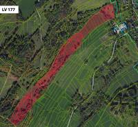 Lúčky: Landwirtschaftliche und forstwirtschaftliche Grundstücke mit hervorgehobenen Parzellen, Straßen und Bereichen in der Landschaft.
