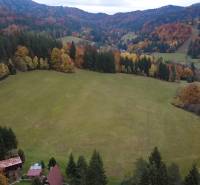 Herbstlandschaft mit bunten Blättern in den Erholungsgebieten in Čertov, Lazy pod Makytou.