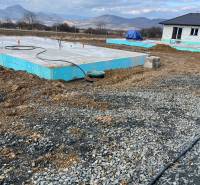 Das Gebäude in der Straße Vyšná Šebastová zeigt die Fundamente eines Einfamilienhauses in einer malerischen Umgebung.