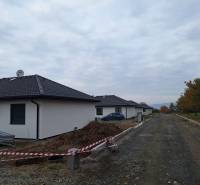 Einfamilienhaus in Vyšná Šebastová in Prešov, ein Gebäude mit einer Schotterstraße und Bäumen.