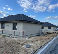 Häuser mit modernen Dächern in der Straße Vyšná Šebastová, neben einem Einfamilienhaus in Entwicklung.