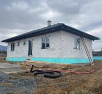 Einfamilienhaus im Bau, in der Straße Vyšná Šebastová, mit Montagematerial und unvollendetem Garten.