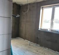 Raum im Bau in der Vyšná Šebastová-Straße mit Blick auf ein Einfamilienhaus, Fensteröffnungen.