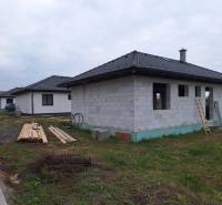 Bauprozess von Einfamilienhäusern in der Straße Vyšná Šebastová in Prešov, Arbeiten mit Holzmaterialien.