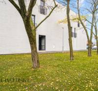 Außenbereich einer 3-Zimmer-Wohnung in Dunajská Streda mit Rasen und Bäumen im Herbst.
