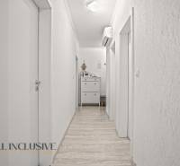 Flur in einer 3-Zimmer-Wohnung mit Holzboden und Klimaanlage.