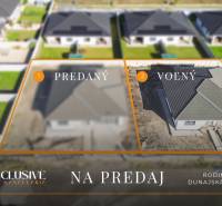 Blick auf zwei Einfamilienhäuser in Dunajská Streda, in der Straße Florida Villa Park.