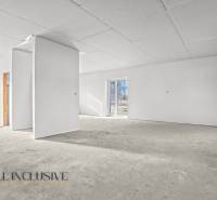 Ein leerer Innenraum in einem Einfamilienhaus mit weißen Wänden und großen Fenstern.