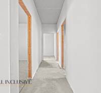 Unverputzter Flur in einem Einfamilienhaus mit Oberflächen, die zur Fertigstellung bereit sind.