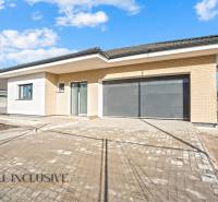 Einfamilienhaus in der Florida Villa Park Straße in Dunajská Streda mit großer Doppelgarage.