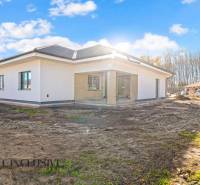 Einfamilienhaus in der Florida Villa Park Straße in Dunajská Streda mit einem Rasenstück.