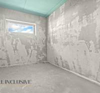 Rohbau eines Zimmers in einem Einfamilienhaus mit Fenster und unbearbeiteten Wänden.