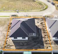 Einfamilienhaus in der Florida Villa Park Straße in Dunajská Streda mit Geländeanpassungen.