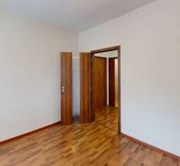 Na-predaj-3-izbovy-byt-prerobeny-na-4-izbovy-s-balkonom-vo-vyhladavanej-lokalite-Levic-Bedroom 2.jpg