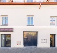 Gebäude in der Obchodná-Straße in Bratislava - Altstadt mit Geschäftsräumen.