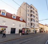 Obchodná Straße, Bratislava - Altstadt, Umgebung von 3-Zimmer-Wohnungen, Straßenbahnschienen, Gebäude.