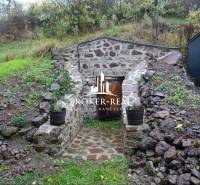Steiniger Keller im Garten eines Einfamilienhauses in der Stadt FONY.