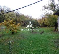 Ein Einfamilienhaus in der Gemeinde Fony mit einem Rasen im Garten und einer umliegenden Waldlandschaft.