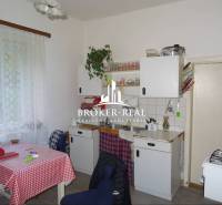 Küche in einem Einfamilienhaus mit klassischer Einrichtung, Vorhänge, weiße Küchenmöbel.