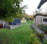 Ein Einfamilienhaus in der Gemeinde Fony mit einem Hof, Rasen und einer Umgebung voller Grün.