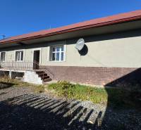 Ein Einfamilienhaus in der Varovecká-Straße in Družstevná pri Hornáde mit angrenzendem Garten.
