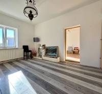 Ein Zimmer in einem Einfamilienhaus mit einer Lampe, einem Bild und einem Boden mit Holzdekor.