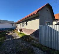 Einfamilienhaus in der Varovecká-Straße in Družstevná pri Hornáde mit Hof und Tor.