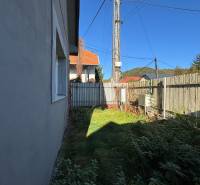 Einfamilienhaus in der Varovecká-Straße in Družstevná pri Hornáde, Garten mit Umzäunung.