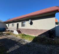Einfamilienhaus in der Varovecká-Straße in Družstevná pri Hornáde mit angrenzendem Hof.