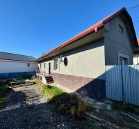 Einfamilienhaus in der Varovecká-Straße in Družstevná pri Hornáde mit Hof und Nebengebäude.