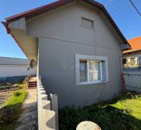 Ein Einfamilienhaus in der Varovecká-Straße in Družstevná pri Hornáde mit einem Rasen-Garten und einem Blechzaun.